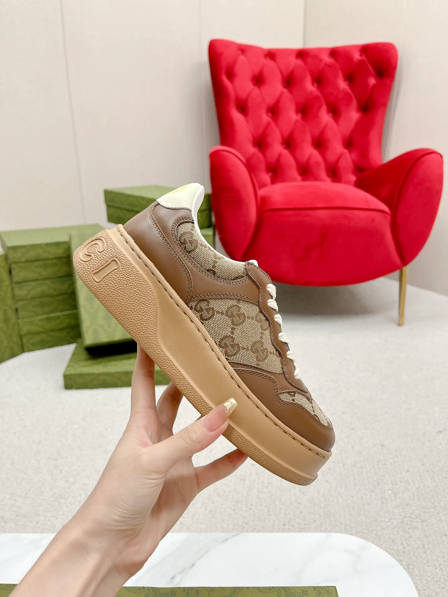 👟👟Ex-factory price 480👟👟 Gucci - the new Chunky B series lightweight soft thick sole sports series! G's couple's white shoes, Gucci counter style, Gucci catwalk style! The style design is light, luxurious and retro...thick sole increases height...similar to an upgraded version of classic white shoes! Original customized cowhide fabric (classic old floral fabric, perforation, embossing process), cowhide lining, original foam lightweight outsole, GG Logo on the heel, 4cm thick sole, classic Gucci webbing... Women's 35-40/Men's 39-44 (full size) Women's 41, Men's 45 are custom-made and non-returnable
